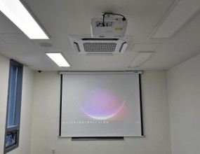 OO군 새싹돌봄센터 영상장비 설치<OO군 새싹돌봄센터 동아리실>도시재생 사업의 일환으로 조성된 새싹돌봄센터 내 동아리실에 각동 영상자료를 활용한 동아리 활동의 보조를 위해 5,200 안시 레이저 프로젝터와 120인치 전동형 스크린을 설치하였습니다. 노트북에서 HDMI 케이블을 연결하여 영상 테스트를 진행하였고담당자에게 사용설명을 완료하였습니다.