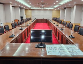 OO군청 회의용마이크 시스템 교체<OO군청 회의실 회의용마이크 시스템>OO군청 회의실 기존 회의용마이크 시스템을 사용중 음성신호가 끊기는 증상이 지속적으로 일어나고 있는 상황입니다.기존 회의용마이크 시스템은 중간에 한개의 마이크가 불량나면 이후에 연결되는 마이크 모두를 사용할 수 없게 되어 있습니다.이를 해결하고자 신규 무선마이크는 2개의 리던덕트(링)형 구조로 설치하여 어떤마이크에서 불량이 발생하더라도 다른 모든 마이크는 정상적으로 사용이 가능하도록설치하였습니다. 회의용마이크의 수량이 많고 천장면이 낮아 피드백이 발생하기 쉬운 구조입니다.기존 DSP를 셋팅하여 적정 볼륨에서 피드백이 발생하지 않도록 하였으며 운용요원과 함께 테스트를 진행하였고 사용설명을 끝으로OO군청 회의실 회의용마이크 시스템 설치를 마무리 하였습니다. 