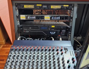 OO군청 회의실 무선마이크 교체<OO군청 회의실 900MHz 무선마이크>OO군청 회의실의 기존 무선마이크 고장으로 인해 사용 중 끊김등이 발생하고 있습니다.또한 주파수 혼선등으로 인해 지속적인 잡음이 발생하는 상황입니다.기존 무선마이크를 철거 후 신규로 디지털 방식의 무선마이크를 설치 하였으며 청내 무선마이크 주파수을 조사하여주파수 간섭이 발생하지 않도록 하였습니다. 무선마이크 테스트를 끝으로 OO군청 회의실 무선마이크 교체를 마무리 하였습니다. 
