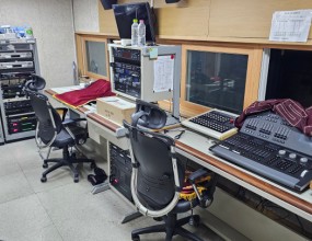 OO문화센터 무선마이크 시스템 교체<OO문화센터 공연장A 방송실><OO문화센터 공연장A 무선안테나><OO문화센터 공연장B 방송실><OO문화센터 공연장A 무선안테나>OO문화센터 내 공연장A, B에 기존 무선마이크 교체 및 증설 작업을 진행항였습니다.무선마이크 시스템의 노후화로 인해 음질이 다소 떨어지고 동시 가영가능한 수량이 적어 공연 진행 시 마이크가 부족한 상황입니다.기존 무선마이크 시스템을 철거 후 신규로 900MHz 디지털 방식의 무선마이크 시스템을 도입하였으며 동시사용 가능한 수량도  늘렸습니다.무선마이크 시스템 일체를 설치 후 공연장 내부에서 위치를 이동하면서 무선마이크를 테스트 하였으며 운영 요원과 함께 음질 테스트 또한 진행하였습니다.오든 테스트 완료 후 인수인계를 끝으로 OO문화센터 공연장A, B 무선마이크 시스템 교체를 완료하였습니다. 