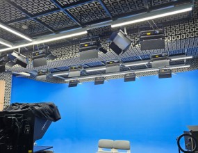 OO대학교 학습개발센터 스튜디오 조명 장비 설치<DMX512 Controller><250W Studio LED Light> OO대학교 학습개발센터 스튜디오에 기존 램프형 조명기구를 DMX512 컨트롤이 가능한 조명기구로 교체하였습니다.기존 램프형 조명기구는 주기적인 램프 교체 및 발열등으로 사용이 불편하였습니다.또한 강의 진행자 개인간의 얼굴 색, 반사정도가 다르기 때문에 밝기 및 색온도 설정이 필요한 상황입니다.이를 해소하기 위하여 조정실에 DMX 컨트롤러를 설치하였고 크로마 배경용 조명과 인물용 조명을 구분하여 조절이 가능하도록 하였습니다.각 조명기구는 강의자와 배경을 고루 비추도록 각도를 조정하였으며 조명 팬의 소음이 컨텐츠 녹음 시 포함되지 않도록 쿨링 팬 속도를조절하였습니다. 실제 녹화 환경에서 테스트를 진행하였으며 운용요원에게 장비의 사용방법등의 교육을 끝으로OO대학교 학습개발센터 스튜디오 조명 장비 설치를 마무리 하였습니다.