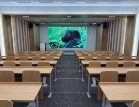 OOOO대학교 첨단(AI) A강의실 시스템 구축&nbsp;<OOOO대학교 첨단(AI) A강의실 시스템 구축>최신 교육 환경에 맞는 첨단(AI) 강의실 구축을 의뢰받았습니다.강의 콘텐츠를 선명하고 생동감 있게 전달할 수 있도록 고화질 LED 스크린을&nbsp;강의실 전면에 설치하여 어느 자리에서도 최적의 시청 환경을 제공할 수 있도록 구성하였습니다.&nbsp;영상 시스템에는 AI 기반 위치 추적 카메라를 도입하여 강사의 움직임을 자동으로 인식하고 추적함으로써&nbsp;별도의 카메라 운용 인력 없이도 강의 장면을 자연스럽게 촬영 및 중계할 수 있도록 구현하였습니다.음향 시스템은 디지털 믹서를 적용하여 강의실 환경에 최적화된 EQ, DSP 셋팅을 진행하였으며,&nbsp;디지털 오디오 믹서가 레이어로 구성 되어 있어 라벨링으로 이해도를 높여드렸습니다.&nbsp;마이크 및 스피커 간 피드백 억제와 명료한 음성 전달이 가능하도록 세밀하게 조정하였습니다.&nbsp;또한 음향 기기와 영상 기기를 별도의 랙으로 분리 구성하여 시스템 간 간섭을 최소화하고, 유지보수 및 운용의 편의성을 높였습니다.설치 완료 후 담당자와 함께 전체 시스템 구성에 대한 설명과 통합 테스트를 진행하였으며,&nbsp;사용 방법 안내를 끝으로 첨단(AI) 강의실 시스템 구축을 마무리하였습니다.
