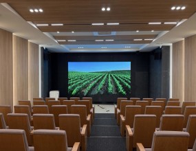 OOOO대학교 첨단(AI) B강의실 시스템 구축<OOOO대학교 첨단(AI) B강의실 시스템 구축>최신 교육 환경에 맞는 첨단(AI) 강의실 구축을 의뢰받았습니다.강의 콘텐츠를 선명하고 생동감 있게 전달할 수 있도록 고화질 LED 스크린을&nbsp;강의실 전면에 설치하여 어느 자리에서도 최적의 시청 환경을 제공할 수 있도록 구성하였습니다.영상 시스템에는 AI 기반 위치 추적 카메라를 도입하여 강사의 움직임을 자동으로 인식하고 추적함으로써&nbsp;별도의 카메라 운용 인력 없이도 강의 장면을 자연스럽게 촬영 및 중계할 수 있도록 구현하였습니다.음향 시스템은 디지털 믹서를 적용하여 강의실 환경에 최적화된 EQ,&nbsp;DSP 셋팅을 진행하였으며,&nbsp;디지털 오디오 믹서가 레이어로 구성 되어 있어 라벨링으로 이해도를 높여드렸습니다.마이크 및 스피커 간 피드백 억제와 명료한 음성 전달이 가능하도록 세밀하게 조정하였습니다.또한 음향 기기와 영상 기기를 별도의 랙으로 분리 구성하여 시스템 간 간섭을 최소화하고, 유지보수 및 운용의 편의성을 높였습니다.설치 완료 후 담당자와 함께 전체 시스템 구성에 대한 설명과 통합 테스트를 진행하였으며,&nbsp;사용 방법 안내를 끝으로 첨단(AI) 강의실 시스템 구축을 마무리하였습니다.