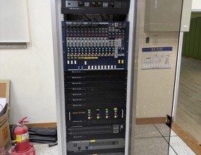 OO청소년 수련관 무선마이크 설치&nbsp;&nbsp;<OO청소년 수련관 무선마이크 설치>기존 700MHz 무선마이크를 사용하셨는데 핸드 무선 마이크를 분실 하셔서 900MHz대역으로 설치해드렸습니다.핸드 마이크를 설치 하였습니다.&nbsp;랙케이스에 4CH 수신기를 안전하게 설치하고 외부 안테나에 연결하였습니다.&nbsp;아날로그 오디오 믹서 사용하셔서 잘 들리고 피드백 나지 않게&nbsp; EQ로 음색 조정후 라벨링해서 쉽게 사용하시도록 하였습니다.&nbsp;설치 완료 후&nbsp; 담당자와 함께 전체 시스템 구성에 대한 설명을 진행하였으며,&nbsp;사용 방법 안내를 끝으로 OO청소년 수련관 무선마이크 설치를 마무리하였습니다.