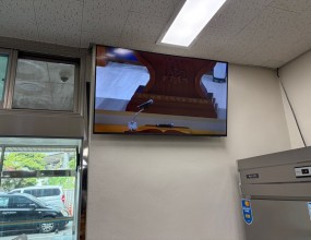 OO교회 식당 예배 실황 중계 모니터 설치&nbsp;<OO교회 식당 예배 실황 중계 모니터 설치>&nbsp;식사 준비 및 식사 중에도 본당 예배 실황을 편리하게 시청할 수 있도록 모니터 설치를 의뢰받았습니다.식당 공간의 특성과 시청 환경을 고려하여 적정 크기의 디스플레이를 선정하고, 벽면에 최적의 위치와 각도로 설치하였습니다.영상 신호는 HD-SDI 케이블로 배선하고 컨버터를 활용하여 장거리 전송 시에도 화질 손실 없이 선명한 화면을 구현하였습니다.설치 완료 후 교회 담당자와 함께 전체 시스템 구성에 대한 설명을 진행하였으며,&nbsp;사용 방법 안내를 끝으로 OO교회 식당 예배 실황 중계 모니터 설치를 마무리하였습니다.