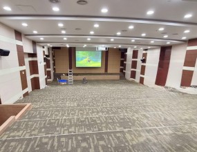 OO군청 세미나실 프로젝터, 엘리베이션&nbsp; 납품 설치&nbsp;<OO군청 세미나실 엘리베이션 프로젝터&nbsp; 납품 설치>OO군청 세미나실의 고화질 영상 시청 환경을 위한 엘리베이션 및 프로젝터 설치 시공을 진행했습니다.현장 실사와 세밀한 사전 상담을 통해 군청 담당자분들이 원하시는 최적의 구성과 합리적인 견적으로 신속하게 작업을 도와드렸습니다.&nbsp;대형 세미나실의 대화면 스크린 크기와 실내 조명 밝기를 모두 고려해 파나소닉사의 8,000안시 레이저 프로젝터를 엄선하여 준비했습니다.조명이 켜진 상태에서도&nbsp;시인성이 뛰어난 압도적인 고화질 화면을 투사해 줍니다.&nbsp;8,000안시급 고스펙 프로젝터의 무게를 안정적으로 지탱하고 상하 작동을 책임질 고성능 프로젝터 엘리베이션입니다.세미나실의 천정 마감과 완벽하게 어우러지도록 내구성이 뛰어난 전용 제품을 매치했습니다.&nbsp;엘리베이션 규격에 맞춰 천정을 오차 없이 타공한 뒤, 콘크리트 앙카 작업으로 고정력을 극대화하여 추락 위험 없는 안전한 시공을 마쳤습니다.천정 내부의 복잡한 배선은 화재 예방을 위해 난연 전선 CD관을 사용하여 보이지 않는 곳까지 깔끔하고 정석대로 정돈했습니다.&nbsp;하드웨어 설치 완료 후, 스크린 핏에 딱 맞춘 미세 화각 조정과 최적의 색상 구현을 위한 캘리브레이션 테스트를 진행했습니다.넓은 세미나실 어느 좌석에서 보더라도 눈이 편안하고 또렷한 화면을 구현해 드렸습니다.&nbsp;강연자나 발표자가 단상에서 개인 노트북을 편리하게 연결해 바로 사용할 수 있도록 통합 영상·음성 입력 단자 판넬을 신설했습니다.직관적인 케이블 연결만으로 화면 유실이나 끊김 없이 부드럽게 연동됩니다.[정면 뷰] 엘리베이션 하강 시 프로젝터가 정면 스크린을 향해 한 치의 흔들림도 없이 정확하게 투사 라인을 잡아주는 모습입니다.&nbsp;군더더기 없는 수평 상태를 유지하여 시각적인 안정감을 더했습니다.[후면 뷰] 마감재와 엘리베이션 장비 사이의 유격을 최소화하여 뒤에서 바라보아도 인테리어를 해치지 않는 깔끔한 마감을 자랑합니다.기계적인 노출을 최소화해 공간의 품격을 높였습니다.&nbsp;[엘리베이션 마감] 프로젝터를 사용하지 않을 때는 천정 내부로 완전히 매립되어 세미나실을 넓고 쾌적하게 연출해 줍니다.천정 라인과 플랫하게 딱 떨어지는 완벽한 빌트인 마감으로 성공적으로 시공을 마무리했습니다.&nbsp;&nbsp;정확하게 세팅을 마친 후에는 담당자분과 함께 전체 시스템 구성 설명 및 통합 테스트를 진행했습니다.상세한 사용 방법 안내를 끝으로 OO군청 세미나실 엘리베이션 프로젝터&nbsp; 납품 설치&nbsp;구축을 성공적으로 마무리하였습니다.