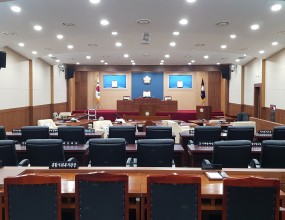 OOO의회 본회의장 모니터스피커 납품 설치&nbsp;<OOO의회 본회의장 모니터스피커 납품 설치>이번에 OOO의회 본회의장의 모니터 스피커 납품 및 설치를 의뢰받아 시공을 진행하게 되었습니다.&nbsp;현장 실사를 통해 담당자분과 필요한 사항들을 충분히 상담한 후, 견적 조율을 거쳐 신속하게 작업을 도와드렸습니다.&nbsp;안정적인 시공을 위해 앰프는 스피커 출력의 1.5배 사양으로 매칭하여클립핑 현상을 방지하고 드라이버를 보호했습니다.&nbsp;기존의 얇은 투명 스피커 선 대신 두껍고 내구성이 좋은 고품질 케이블을 사용했으며, 배선은 CD관을 통해 정확하게 매립 시공했습니다.&nbsp;&nbsp;또한, 단상 모니터 회로를 별도로 분리하여 개별 볼륨 조절이 용이하도록 제어 환경을 개선해 드렸습니다.신규로 설치한 스피커에 맞춰 내부 음향 시스템을 재튜닝하고 딜레이(지연시간) 값도 최적화하여 정밀하게 맞췄습니다.&nbsp;의회 내부의 미관을 해치지 않도록 스피커와 배선은 카메라나 사람들의 시선이 닿지 않는 인테리어 뒤편으로 깔끔하게 매립했습니다.더불어 스피커의 지향 각도를 아래로 조절하여, 단상에서 소리를 들을 때 피로감 없이 가장 편안하게 청취할 수 있도록 세팅했습니다.&nbsp;&nbsp;&nbsp;본회의장 인테리어와 자연스럽게 어우러지도록 깔끔한 화이트 컬러의 스피커를 매칭해 드렸습니다.해당 공간은 음악 재생보다는 주로 발언자의 음성(보이스) 위주로 사용되는 곳이기에,명료도가 뛰어난 6.5인치 로우 드라이버 탑재 제품으로 엄선하여 설치했습니다.&nbsp;&nbsp;정확하게 세팅을 마친 후에는 담당자분과 함께 전체 시스템 구성 설명 및 통합 테스트를 진행했습니다.상세한 사용 방법 안내를 끝으로 OOO의회 본회의장 음향 시스템 구축을 성공적으로 마무리하였습니다.